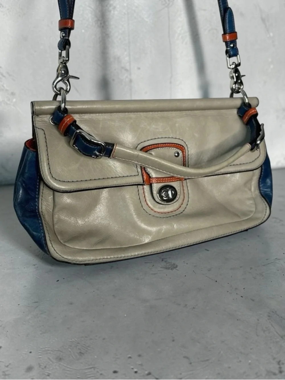 Coach Vintage Y2K City Willis 2
Way Colorblock Leather Turn
Lock Crossbody Bag - Picture 13 of 13